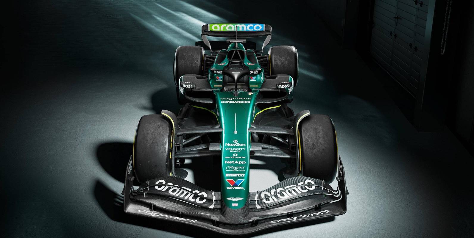 F1车队对阵羽毛球队展开拉锯大战，最终险胜对手